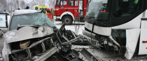 To barn og en mann livstruende skadd i kollisjon med buss