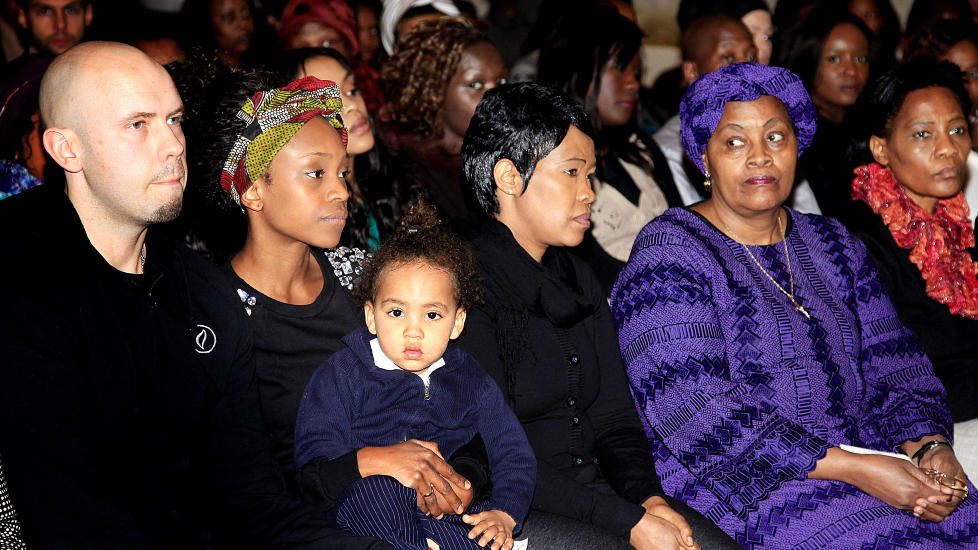S�RGET: Stella Mwangi var tydelig preget under dagens minnestund for sin far Jeff Mwangi Kwirikia. Her sammen med sin mor Perpetua og kj�reste Tom Roger Rogstad. Foto: Jacques Hvistendahl