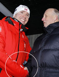 Her hilser skiskytterkongen på kong Harald med røde hansker