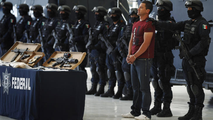 �EL MARRUFO�: Her viser tungt v�pnet politi den mistenkte, Jose Antonio Torres Marrufo, som skal v�re lederen av Gente Nueva-kartellet i Mexico. Han ble arrestert forrige uke. Foto: SCANPIX/REUTERS/Edgard Garrido