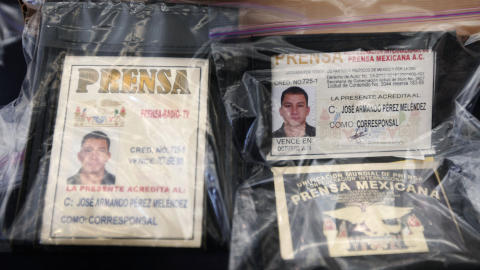 FALSKE PRESSEPASS: Politiet viste falske pressekort som ble brukt av det som skal v�re narkosmuglere. Foto: SCANPIX/REUTERS/Edgard Garrido