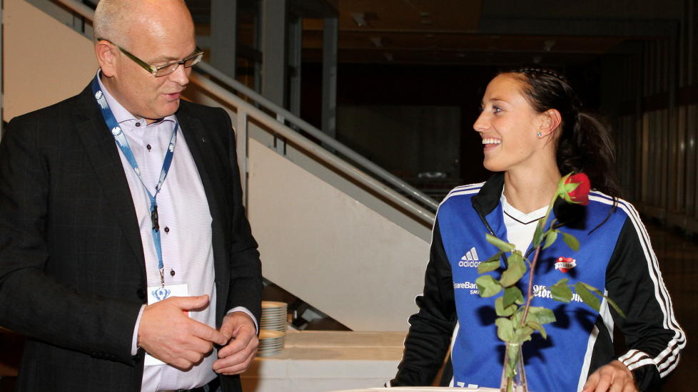 BLIR I BYEN: By�sens Camilla Herrem forlenger med By�sen, og dropper utlandet for denne gang. Hun signerte ny kontrakt med klubben s�ndag. En forn�yd daglig leder Torbj�rn Balstad overs� signeringen.
Foto: Per L�chen / Scanpix
