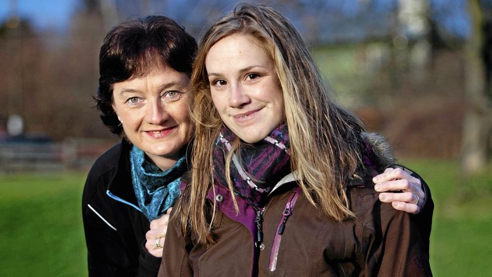 GRENSEL�S: Birgitt R�kkum Skarstein ble lam etter en sykehustabbe. Hun deltar p� Lars Monsens TV-serie som avsluttes p� tv denne helgen. Her sammen med mamma Sigrun R�kkum. FOTO: Anne Elisabeth N�ss