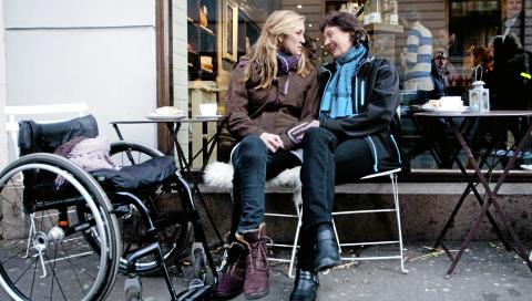 GODT FORHOLD: Birgit og mamma Sigrun st�r hverandre n�r. - Det hadde v�rt vanskeligere � g� veien uten henne, sier Birgit.  FOTO: Anne Elisabeth N�ss