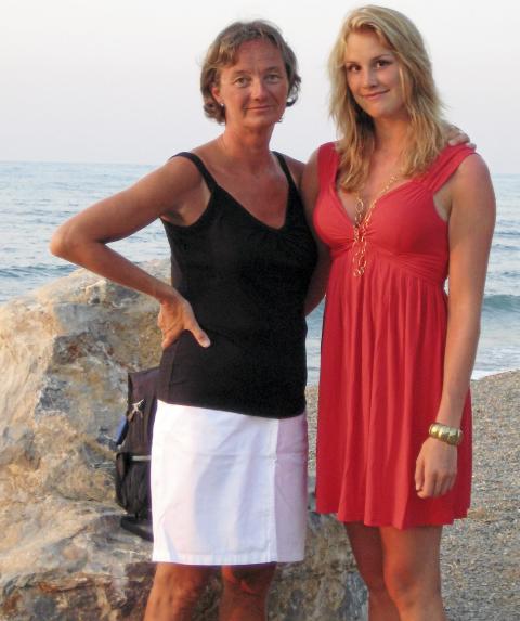 KRETA, SOMMEREN 2008: Mor Sigrun og Birgit p� ferie p� Kreta. Bare noen m�neder etter inntreffer den fatale ulykken.  FOTO:  Privat