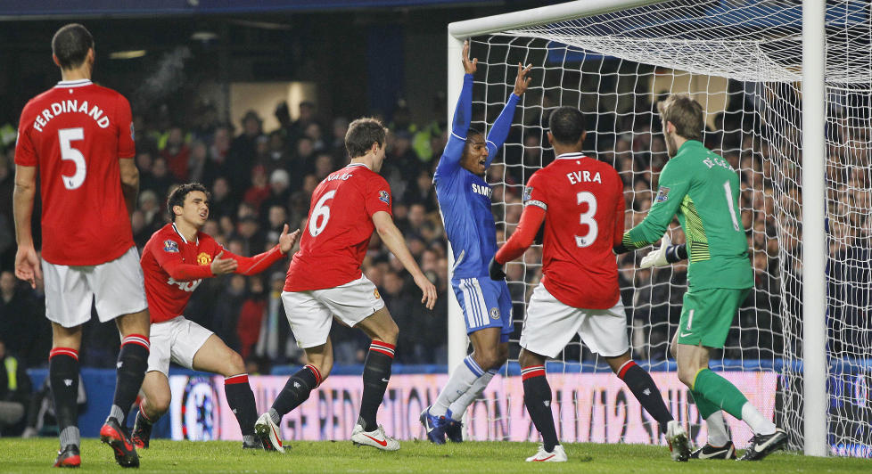 UHELDIG: Manchester United-spillerne fortvilte da Jonny Evans styrte Daniel Sturridges skutte innlegg i eget nett. Men de skulle komme tilbake.Foto: SCANPIX/AP/Kirsty Wigglesworth
