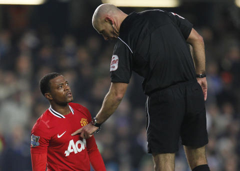 VANSKELIG JOBB: Dommer Howard Webb gjorde nok til � bli nevnte et par ganger ogs� i ettermiddag. Her med Patrice Evra.Foto: SCANPIX/AFP/IAN KINGTON