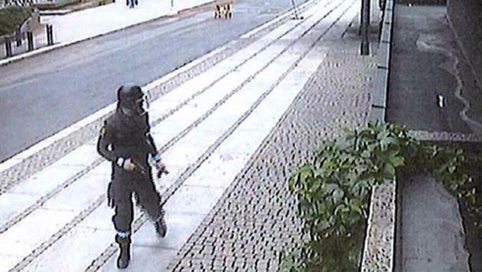 STRIDSUTSTYR: Anders Behring Breivik p� vei vekk fra Regjeringskvartalet etter at han har forlatt bombebilen utenfor h�yblokka. Over brystet forklarer Breivik at han hadde en skuddsikker plate som han hevder � ha kj�pt frra en Afghanistan-soldat.