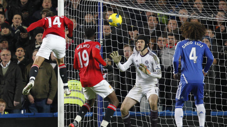 HER REDDES POENGET: Javier Hernandez hang i lufta og stanget inn 3-3 seks minutter f�r full tid.Foto: SCANPIX/AFP/IAN KINGTON