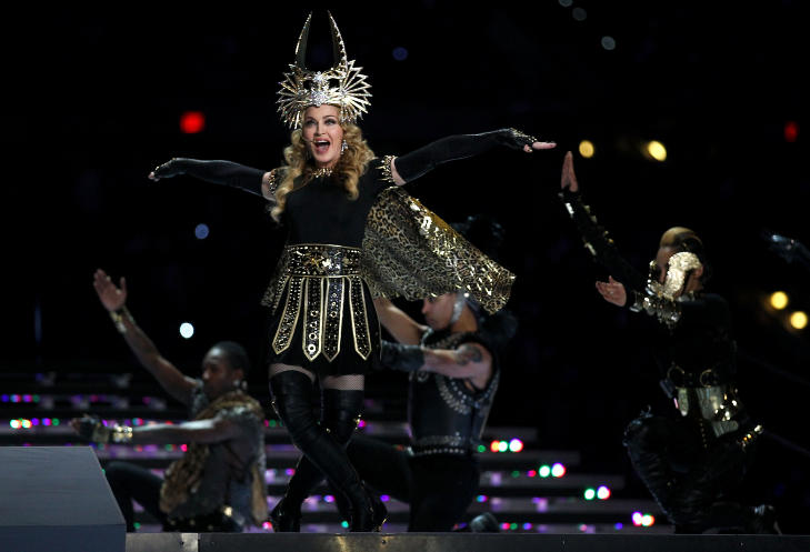 UNDERHOLDNING FRA A TIL Å: Super Bowl handler også om rammen rundt selve kampen, og i år var det Madonna som sto for den tradisjonsrike pauseunderholdningen.Foto: SCANPIX/Al Bello/Getty Images/AFP UNDERHOLDNING FRA A TIL Å: Super Bowl handler også om rammen rundt selve kampen, og i år var det Madonna som sto for den tradisjonsrike pauseunderholdningen.Foto: SCANPIX/Al Bello/Getty Images/AFP