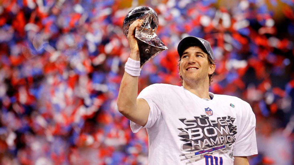 ST�RRE ENN STOREBROR: Eli Manning er en ekspert p� � regissere store seirer i sluttminuttene. Natt til mandag gjorde han det igjen - i den st�rste kampen av dem alle - og p� storebror Peytons hjemmebane i Indinapolis og ble atp�til k�ret til den mest verdifulle spilleren i Super Bowl XLVI.   Foto: SCANPIX/Rob Carr/Getty Images/AFP