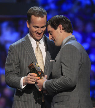 DISTANSERT: Peyton Manning (t.v.) regnes som en av tidenes aller beste quarterback-er i NFL, men har nå bare halvparten så mange Super Bowl-titler som lillebror Eli. Her deler han ut utmerkelsen som mest verdifulle spiller i NFL denne sesongen til Green Bay Packers-quarterback Aaron Rodgers.Foto: SCANPIX/AP Photo/Marcio Sanchez DISTANSERT: Peyton Manning (t.v.) regnes som en av tidenes aller beste quarterback-er i NFL, men har nå bare halvparten så mange Super Bowl-titler som lillebror Eli. Her deler han ut utmerkelsen som mest verdifulle spiller i NFL denne sesongen til Green Bay Packers-quarterback Aaron Rodgers.Foto: SCANPIX/AP Photo/Marcio Sanchez