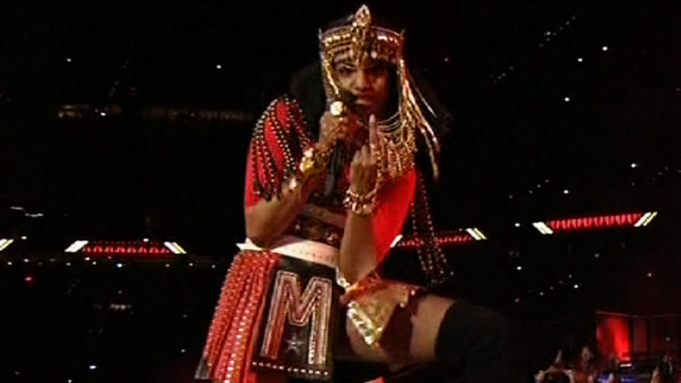 VISTE FINGEREN: Artist M.I.A. i pausen p� Super Bowl i natt. Selv om showet sendes med noe forsinkelse, klarte ikke produsentene � fjerne artistens finger. Foto: NBC/AP