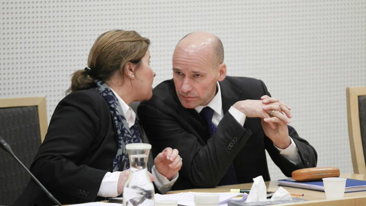 FORSVARERE: Her er to av Anders Behring Breiviks forsvarere, Vibeke hein B�ra og Geir Lippestad, under det forrige fengslingsm�tet av terrorsiktede. Foto: Bj�rn Langsem /Dagbladet