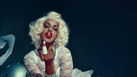 FINGEREN IGJEN: Ogs� i videoen til Madonnas nye l�t viser M.I.A fingeren. Foto: Stella Pictures