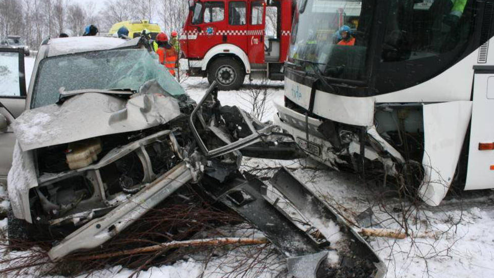 6 SKADD:  Seks personer ble skadd i kollisjonen mellom en buss og personbil i Rogaland. Tilstaden til en mann (36) og to av hans barn p� 8 og 10 er fortsatt kritisk. Foto: Ronny Hjert�s