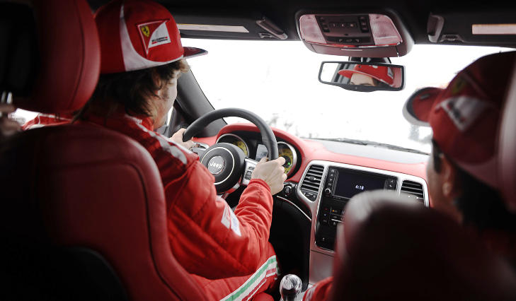 KRUTTSTERK: Jeep Grand Cherokee SRT8 har en HEMI-V8 p� 468 hester og 624 Nm. Her er Fernando Alonso i aksjon bak rattet. Foto: Jeep Chrysler