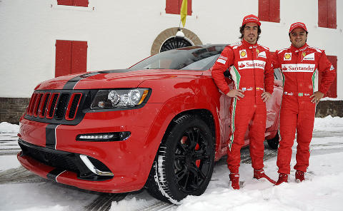 KJENT POSITUR: Er det ikke noe kjent med m�ten Fernando Alonso poserer p�? Litt �The Stig�-aktig... Foto: Jeep Chrysler