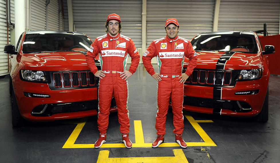 THE AMERICAN DREAM: Formel 1-f�rerne Fernando Alonso og Felipe Massa poserer foran sine nye firmabiler. Jeep Grand Cherokee SRT8 har en buldrende V8-motor under panseret. Foto: Jeep Chrysler