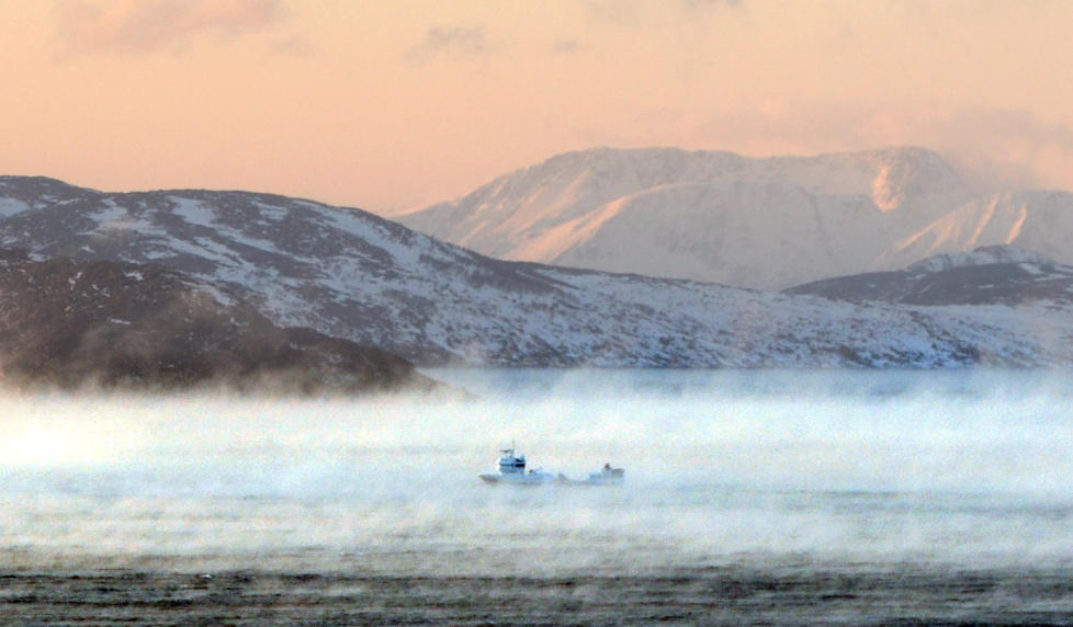 BITENDE KALDT: - Vinden tar vekk den beskyttende varmen som vi har n�r huden, dermed vil den f�lte temperaturen bli langt lavere enn den reelle, forteller Stein �yenes, 1. konsulent ved v�rvarslinga for Nord-Norge. Her er b�ten �Robris� p� vei inn Rypefjord i g�r. I B�tsfjord ble det satt ny kulderekord med 24 minusgrader i g�r. Foto: Bj�rn Egil Jakobsen / Finnmark Dagblad