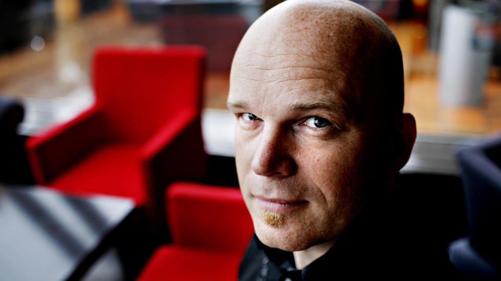 MORSOM: Arne Svingens nye roman handler om en gutt som har de fleste odds mot seg. Den er overraskende morsom. Foto: LARS EIVIND BONES