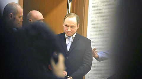 SMILTE: Anders Behring Breivik smilte idet han kom inn. Foto: �istein Norum Monsen/DAGBLADET