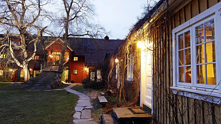 �STNORSK PERLE: Kveldsstemning p� Eng� g�rd p� Tj�me. Foto: OLE C.H. THOMASSEN