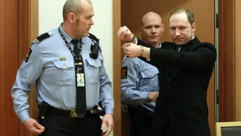 H�NDJERN: Behring Breivik viste s� fram h�ndjernene til pressekorpset. Foto: Heiko Junge / Scanpix