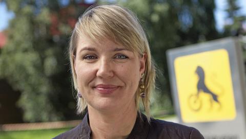 AVGIFTSGLADE: Kommunikasjonssjef Inger Elisabeth Sagedal i NAF mener at bilavgifter m� v�re der for � oppn� en �nsket effekt - ikke bare for � hente kroner til statskassen. Foto: NAF Erik Norrud