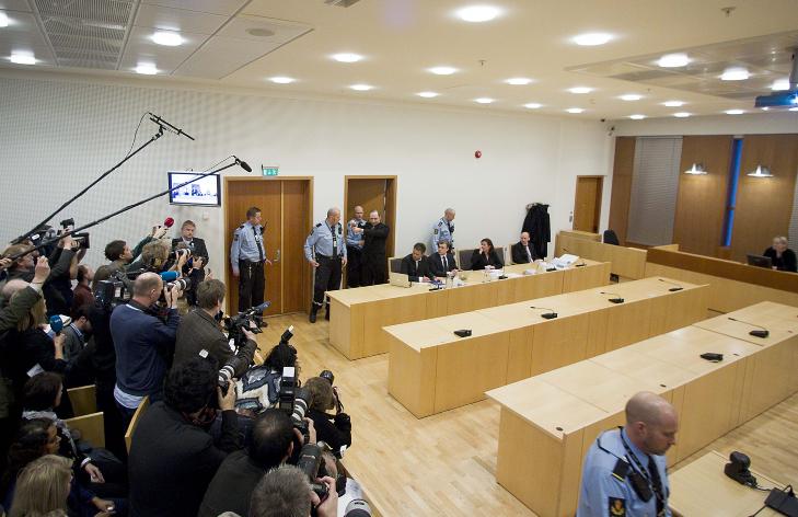 POSERTE:  Anders Behring Breivik ankommer rettsal 828 i Oslo Tingrett. Helt til h�yre dommer Wenche Fliflet Gjelsten. Foto: Bj�rn Langsem / Dagbladet