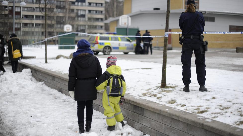 Avsperret: Politiet har sperret av omr�det rundt skolen der en jente i ti-�rsalderen ble knivstukket i halsen mandag. Jenta er alvorlig skadet.

Foto: Adam Ihse / SCANPIX