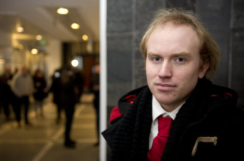 DÅRLIG: Bjørn Ihler gjemte seg for massemorderen på Utøya, og skulle gjerne vært nevnt i tiltalen. Foto: Øistein Norum Monsen / Dagbladet DÅRLIG: Bjørn Ihler gjemte seg for massemorderen på Utøya, og skulle gjerne vært nevnt i tiltalen. Foto: Øistein Norum Monsen / Dagbladet