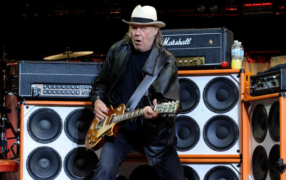 100 prosent: Neil Young vil at publikum skal h�re alle nyanser i musikken. En mp3-fil inneholder bare fem prosent av informasjonen i originalopptaket, hevder han. Foto: Kevin Mazur/WireImage/Getty Images