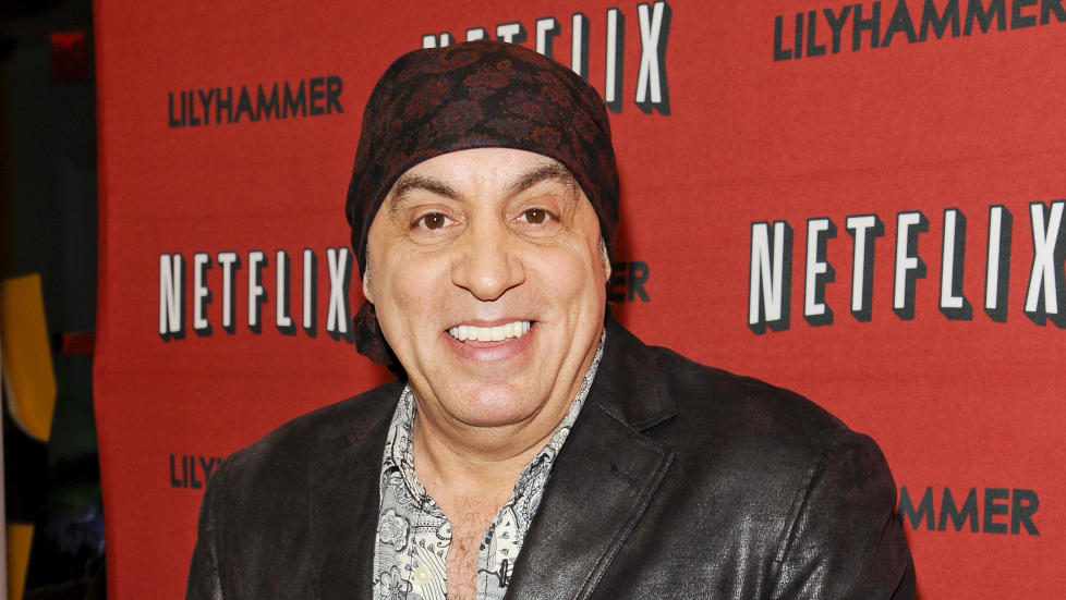 P� AMERIKANSKE SKJERMER I DAG: I dag har �Lilyhammer� med Steven Van Zandt i hovedrollen USA-premiere p� streamingtjenesten Netflix. Med enkle grep kan ogs� du f� sett alle disse i dag. Her fra premierefesten i New York f�r helgen. Foto: AP Photo/Evan Agostini/Scanpix