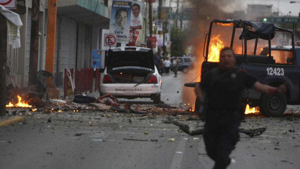 F�R BEDRE BESKYTTELSE: Den siste m�neden har �tte politimenn blitt drept i Ciudad Juarez. N� vil borgermesteren la dem bo p� hotell og b�re v�pen utenom arbeidstiden. Foto: AP Photo, File