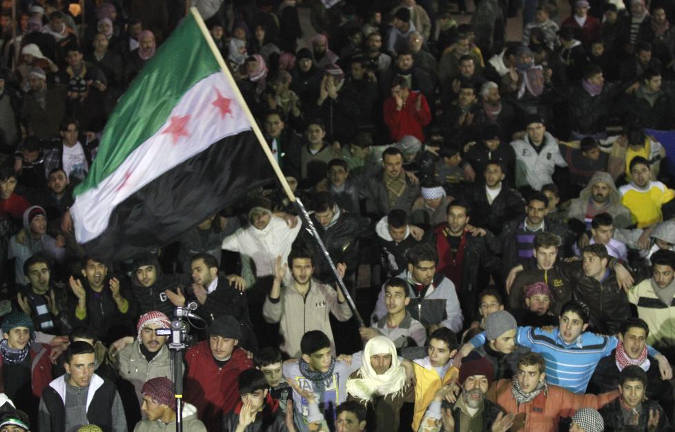 DEMONSTRERER: Syriske demonstranter i byen Idlib i g�r. Foto: AP / Scanpix