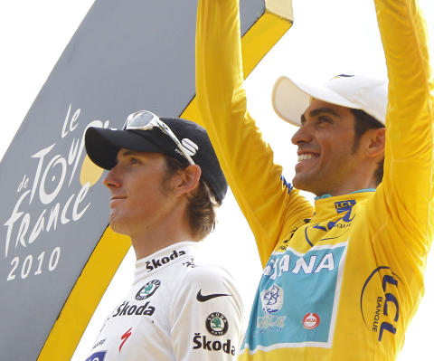 MISTER SEIRER: Alberto Contador p� seierspallen etter Tour de France 2010. Den dav�rende Astana-rytteren er fratatt seieren. I stedet blir dav�rende Saxo Bank-rytter Andy Schleck (t.v.) tilkjent seieren. Foto: Eric Gaillard, Reuters/Scanpix