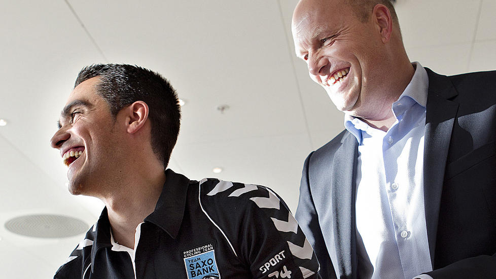 KAN BETY SLUTTEN? Utestengelsen av Alberto Contador (t.v.) og slettingen av alle resultatene hans fra i fjor, kan koste Saxo Bank-laget og eier Bjarne Riis plassen i World Tour. Foto: Nils Meilvang, Reuters/Scanpix
