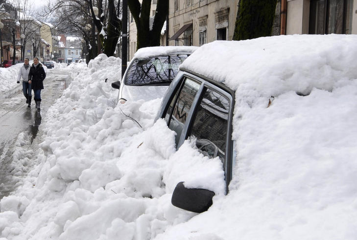 VINTER I EUROPA: S� langt har mer enn 400 mennesker mistet livet i vinterv�ret i Europa. Bildet er tatt i Cetinje i Montenegro p� S�ndag. Foto: Risto Bozovic / AP / Scanpix