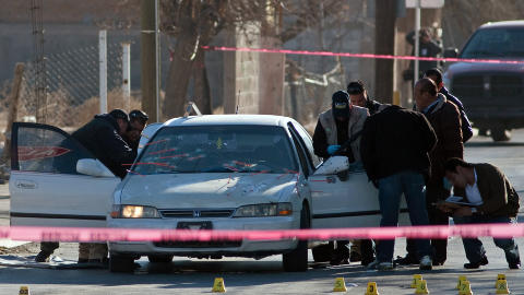 VANLIG SYN: Drepte mennesker, biler med skuddhull og tung bev�pnet politi er ikke noe uvanlig syn i Ciudad Juarez. Grensebyen nord i Mexico regnes som en av verdens aller farligst byer. Foto: AFP PHOTO/Jesus ALCAZAR