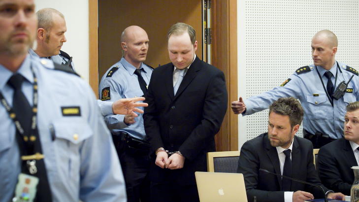 I H�NDJERN: Terrorsiktede Anders Behring Breivik under fengslingsm�tet i rettssal 828 i Oslo Tinghus mandag formiddag. 
Foto: Heiko Junge / Scanpix