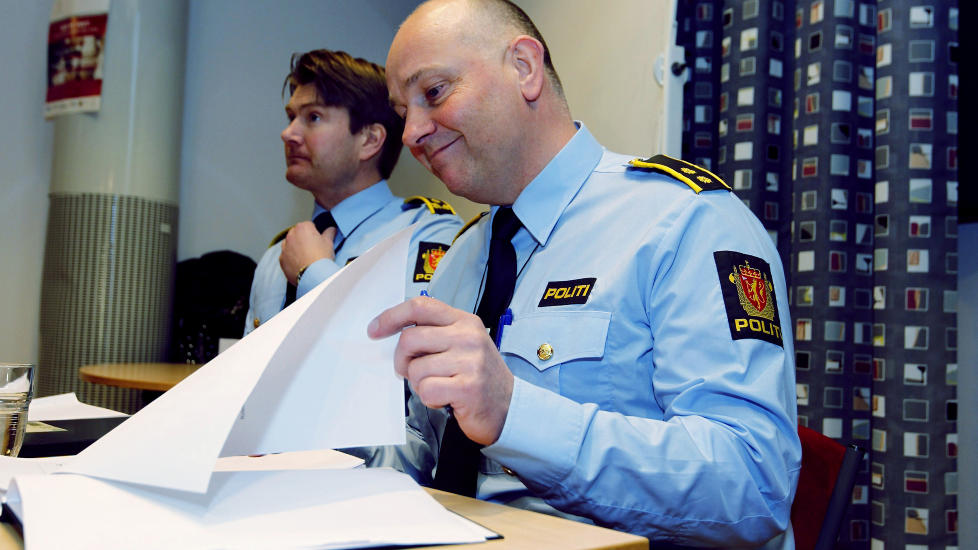 - VI ER I RUTE:
Politiadvokat Christian Hatlo og etterforskningsleder John Roger Lund p� mandagens pressebrief om 22.juni.
Foto: Terje Bendiksby / Scanpix