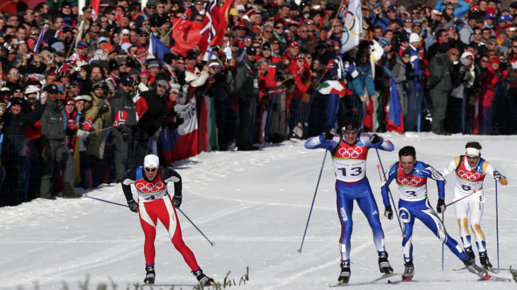 OL-GULLET:Russiske Jevgenij Dementjev (nr. 13) vinner herrenes 15x15km jaktstart (skiathlom) foran Frode Estil (t.v.) og de italienske hjemmefavorittene Pietro Piller Cottrer og Giorgio Di Centa i Pragelato under OL i Torino. Foto: Cornelius Poppe / SCANPIX  .