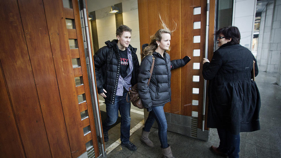 FIKK PANIKK: Marte Fevang Smith (17) fikk et panikkanfall da hun i g�r skulle se Anders Behring Breivik for f�rste gang etter Ut�ya-massakren. Likevel er hun glad for at hun dro. - Jeg fors�ker � forberede meg til rettssaken, og tar sm� skritt mot den. Jeg gruer meg til den, fordi jeg er redd for for � knekke sammen da ogs�, sier Marte. Her er hun p� vei ut av Oslo Tinghus sammen med sin mor, May-Monica Fevang og kameraten Herman Heggertveit (18), som hun ble kjent med p� Ut�ya. 
Foto: Bj�rn Langsem / Dagbladet