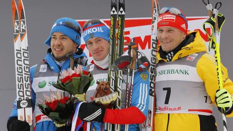 PALLEN:  Maxim Vylegzhanin, Ilia Chernousov og Tobias Angerer. Foto: EPA/YURI KOCHETKOV