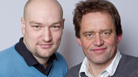 NRK-KOMMENTATORER: �ystein Pettersen reagerer p� kommentaren til Torgeir Bj�rn (t.h.) under g�rsdagens renn. Her sammen med Jann Post (t.v.).
Foto: Cornelius Poppe / Scanpix .