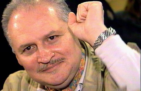 KNYTTER NEVEN:  Ilich Ramirez Sanchez, best kjent som sjakalen, knytter neven i retten i 2000. Sanchez var selvutnevnt �profesjonell revolusjon�r�. Foto: REUTERS/Thierry Chiarello