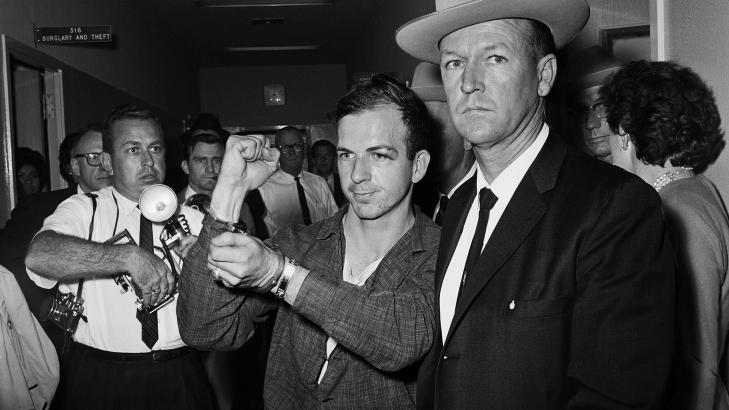 KNYTTET NEVE:  Lee Harvey Oswald knytter neven foran pressen etter � ha blitt arrestert for drapet p� president John F. Kennedy. Arkivfoto: Tom Dillard/Scanpix
