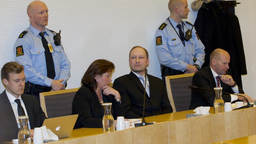 I RETTEN: Anders Behring Breivik og hans forsvarere Tord Jordet, Vibeke Hein B�ra og Geir Lippestad. Foto: AFP PHOTO/DANIEL SANNUM LAUTEN/Scanpix