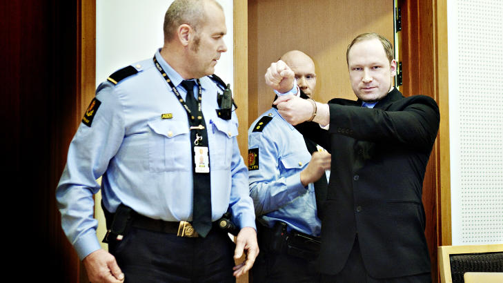 HILSEN:   Anders Behring Breivik utf�rte en hilsen i retten, som hans forsvarer Geir Lippestad sier var en type h�yreekstrem hilsen. Breivik gjorde forsvarerne klar over at han �nsket � gj�re denne hilsenen f�r de sammen gikk inn i rettssal 828 i Oslo tinghus. Foto: Nina Hansen / Dagbladet